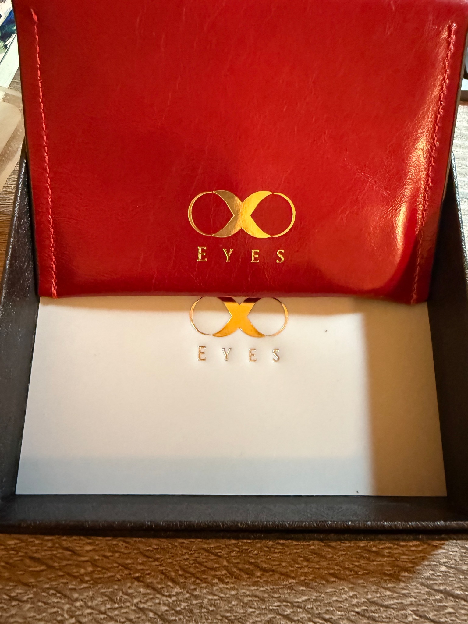 紅色皮革零錢包裡放著見喜小卡