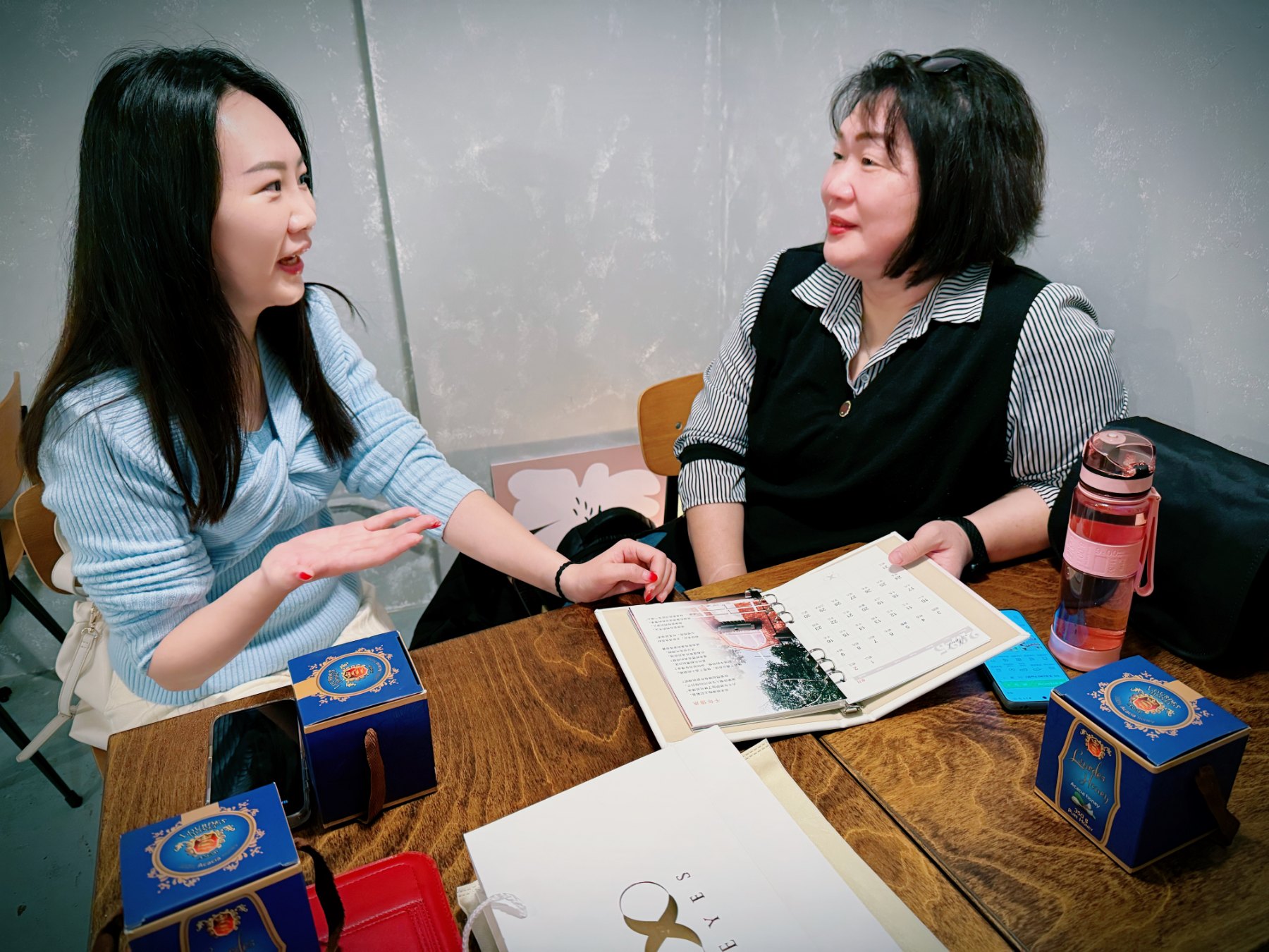 Tina 在桌邊與客戶對談