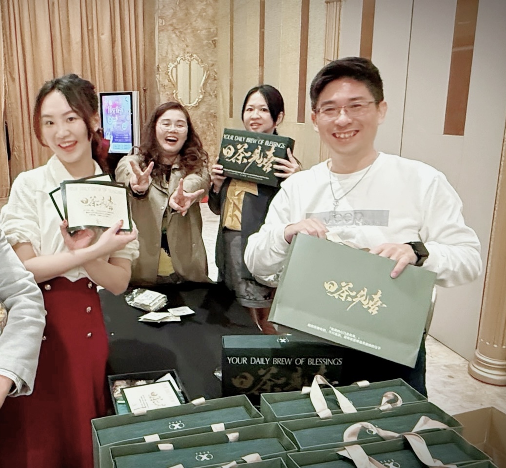 日茶見喜出貨現場，團隊拿著禮盒