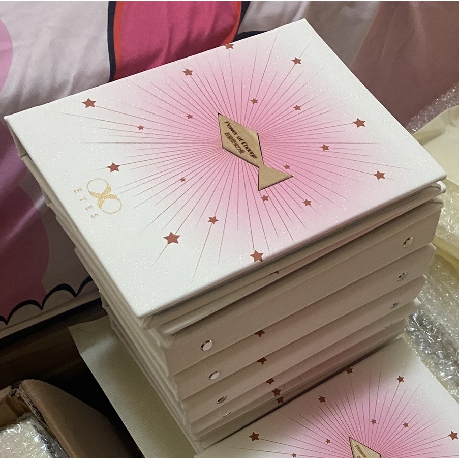 整批疊放的週年紀念冊