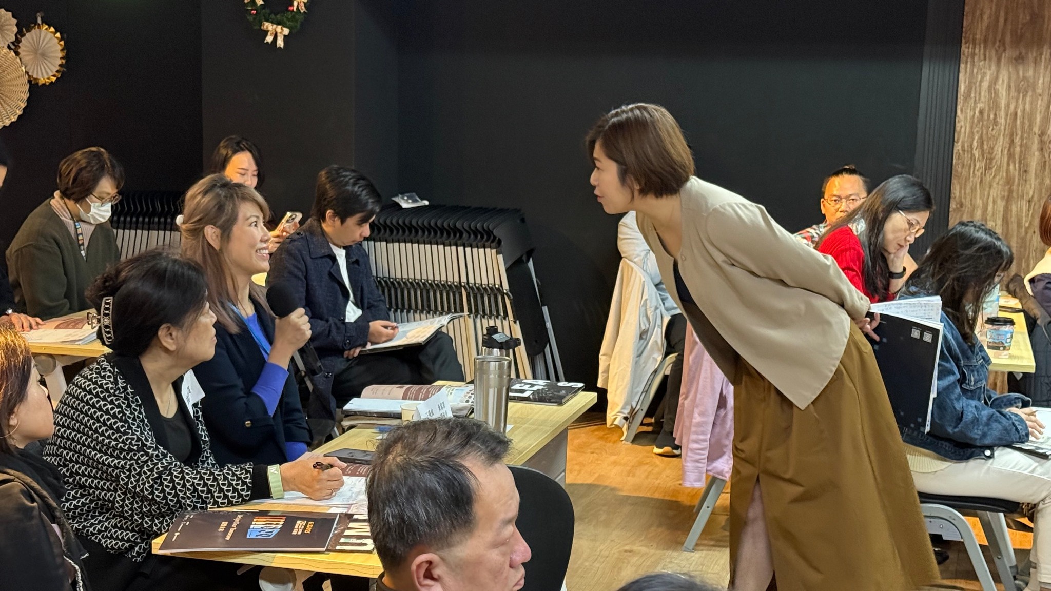 Teresa 在已核准課堂現場與學員對話