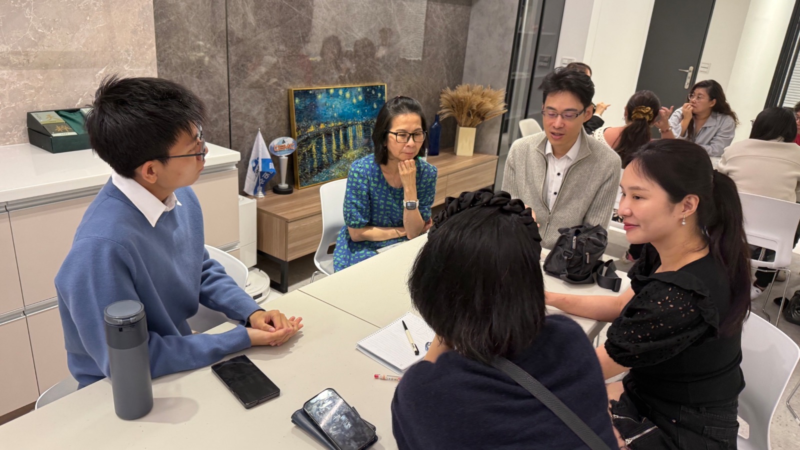 Antony 在桌邊與團隊進行深度討論
